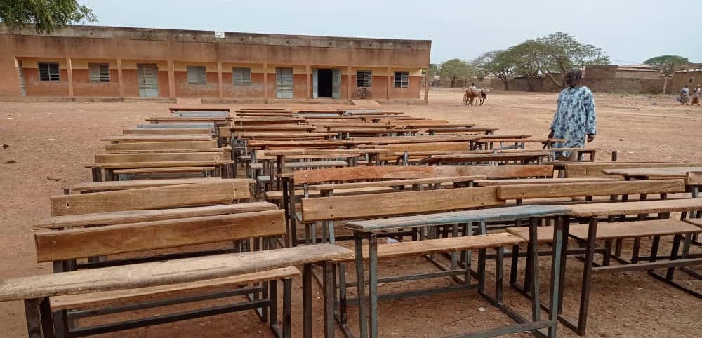 75 tables-bancs réparées